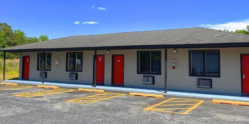 בית מלון כפרי Whistling Pines   Daily & Extended Stay, Elizabeth City