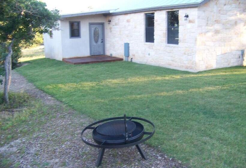 בית מלון כפרי Breezy Hills Cottages