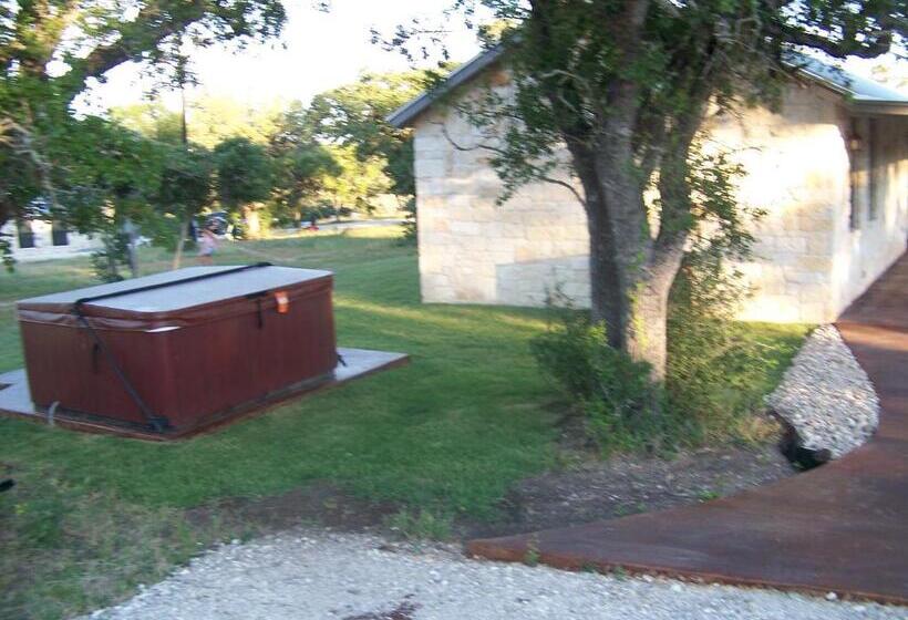 בית מלון כפרי Breezy Hills Cottages