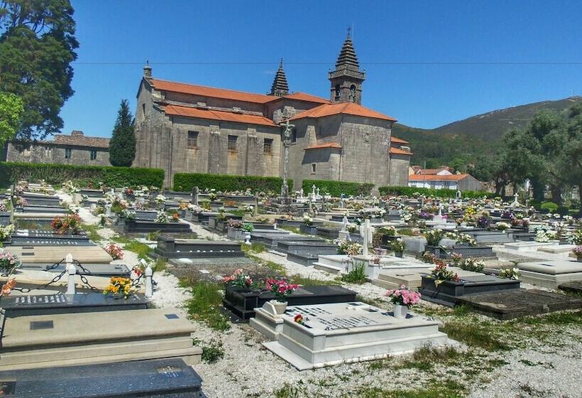 هتل Albergue Cruces De Iria   Hostel