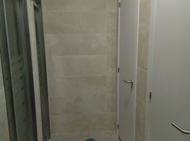 هتل Albergue Cruces De Iria   Hostel