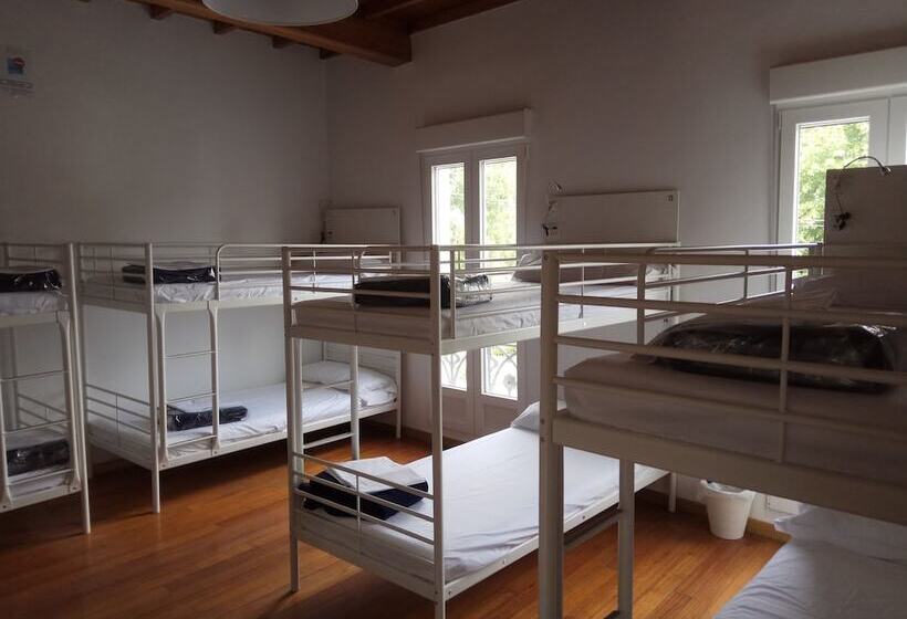 هتل Albergue Cruces De Iria   Hostel