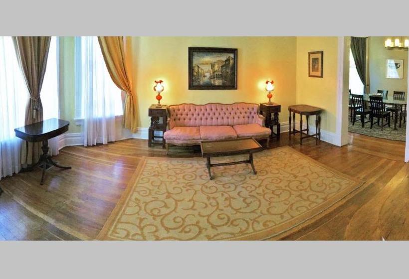 בית מלון כפרי Historic Pugsley Manor House