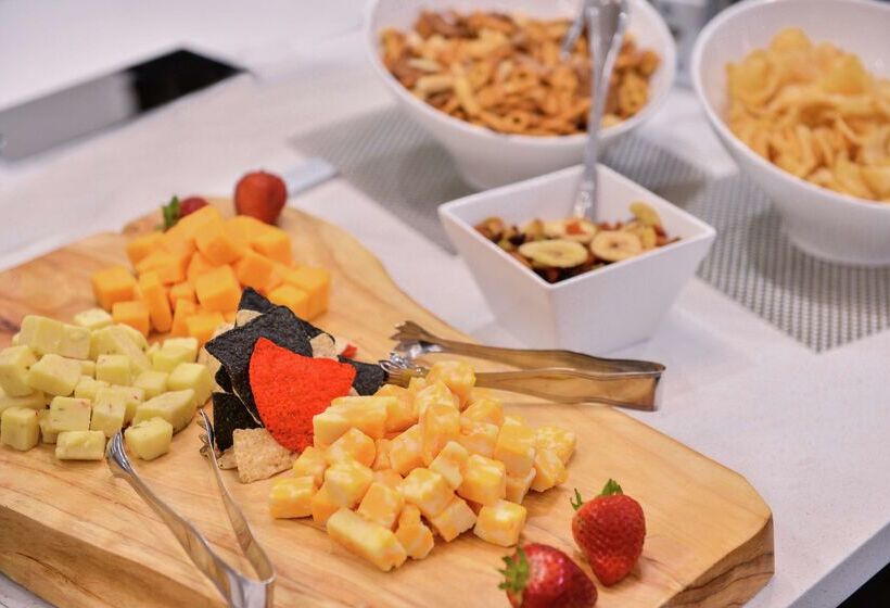 هتل Homewood Suites By Hilton Des Moines Airport