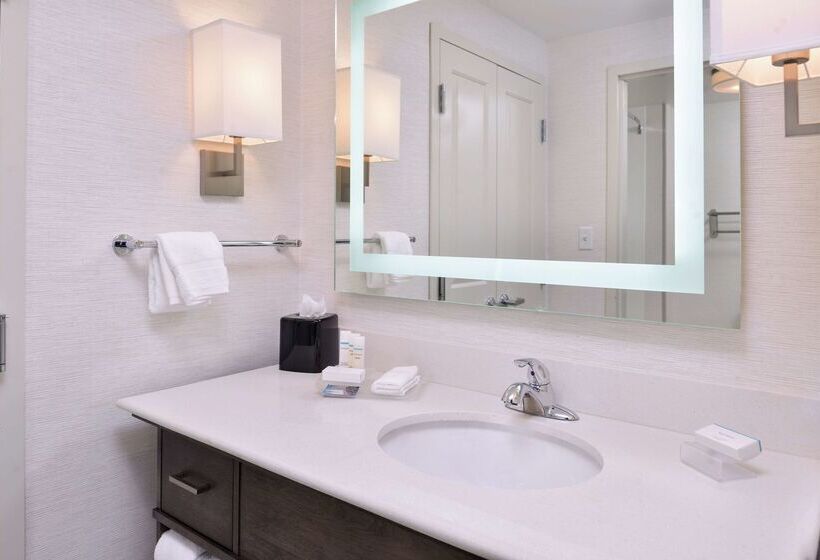 هتل Homewood Suites By Hilton Des Moines Airport