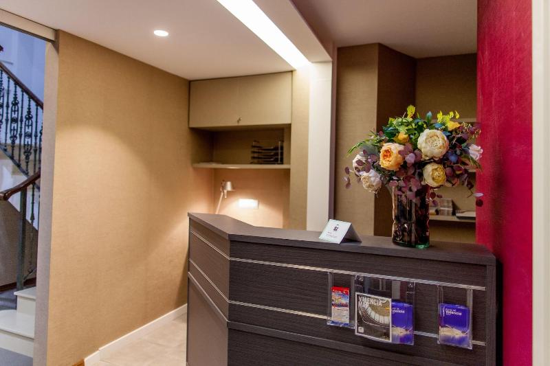 فندق Host & Home