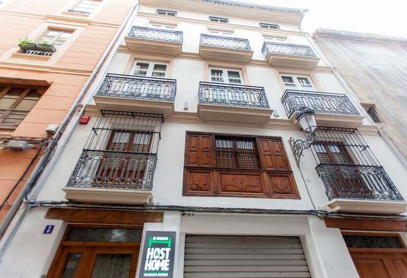 فندق Host & Home