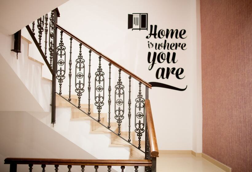 فندق Host & Home