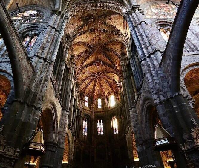 هتل Hostal Dona Juana