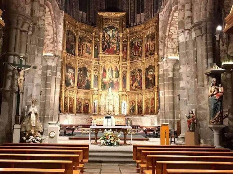 هتل Hostal Dona Juana