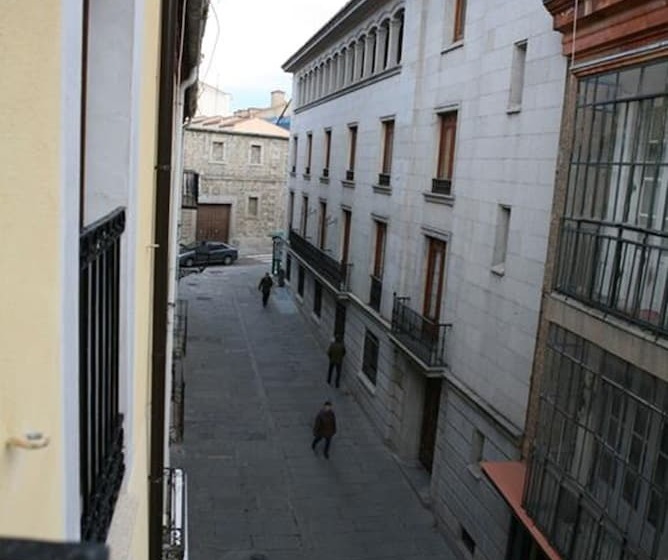 هتل Hostal Dona Juana