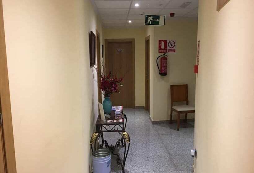 هتل Hostal Dona Juana