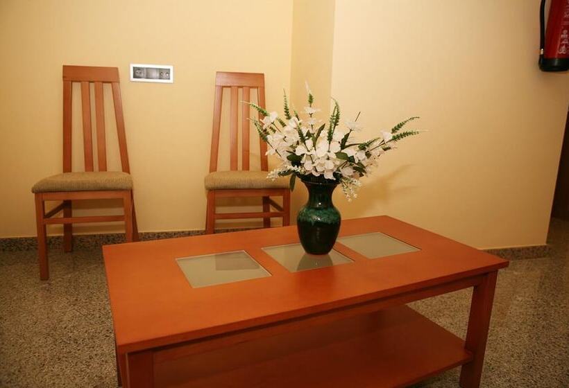 هتل Hostal Dona Juana