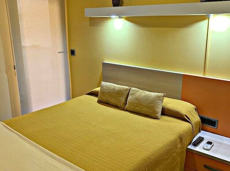 هتل Hostal Dona Juana