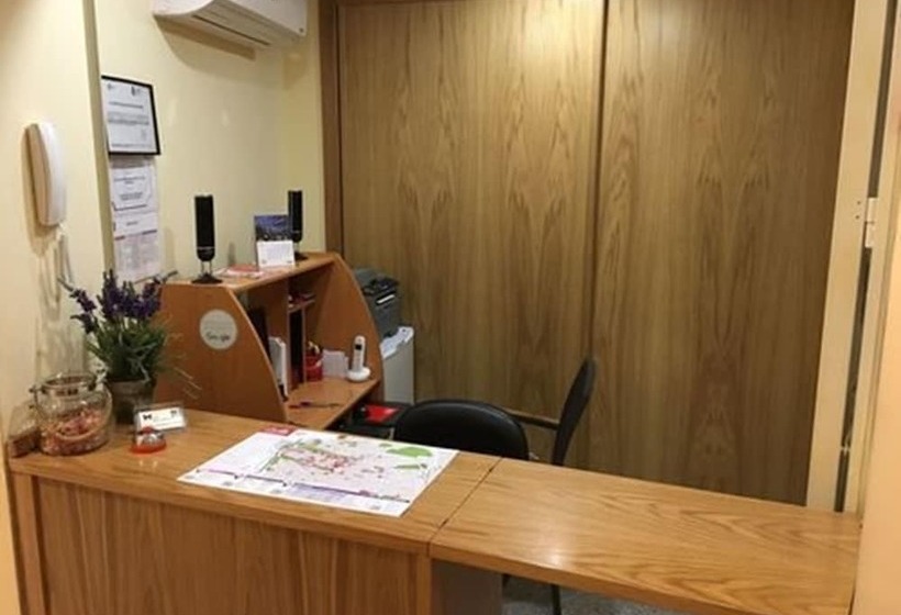 هتل Hostal Dona Juana