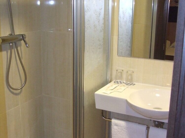 Отель Hostal Rocamar