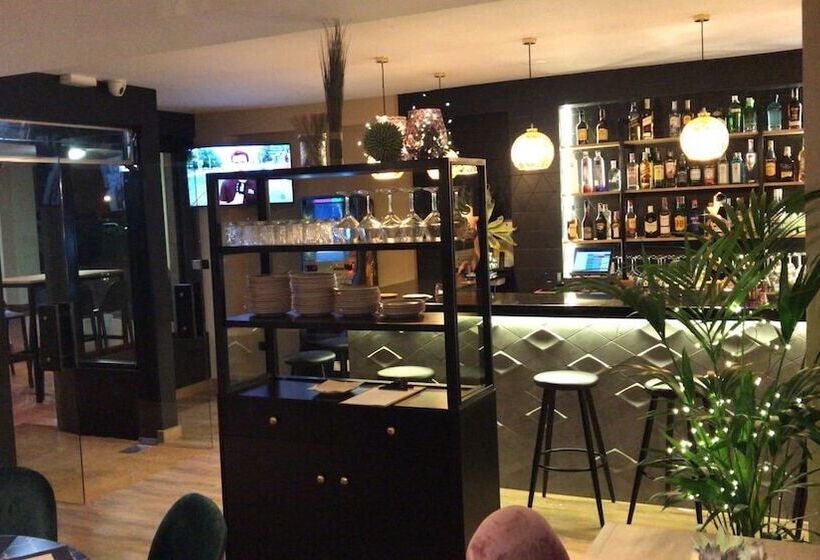 Отель Hostal Rocamar