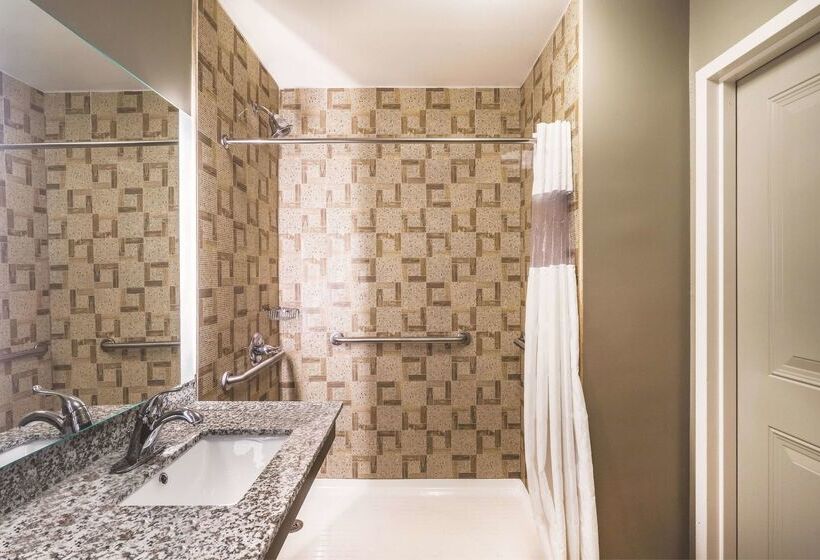 Отель La Quinta Inn & Suites By Wyndham Brooklyn Central