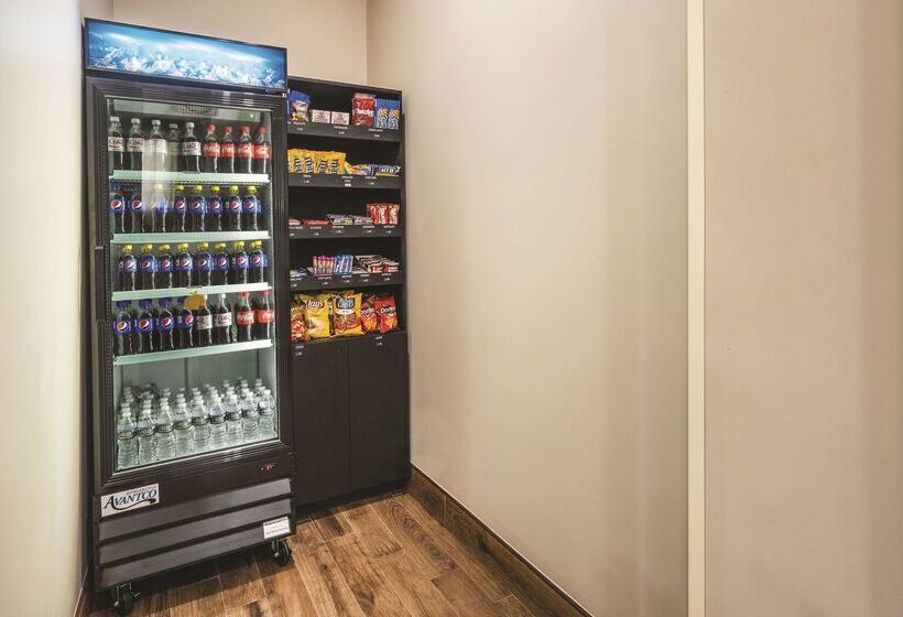 Отель La Quinta Inn & Suites By Wyndham Brooklyn Central