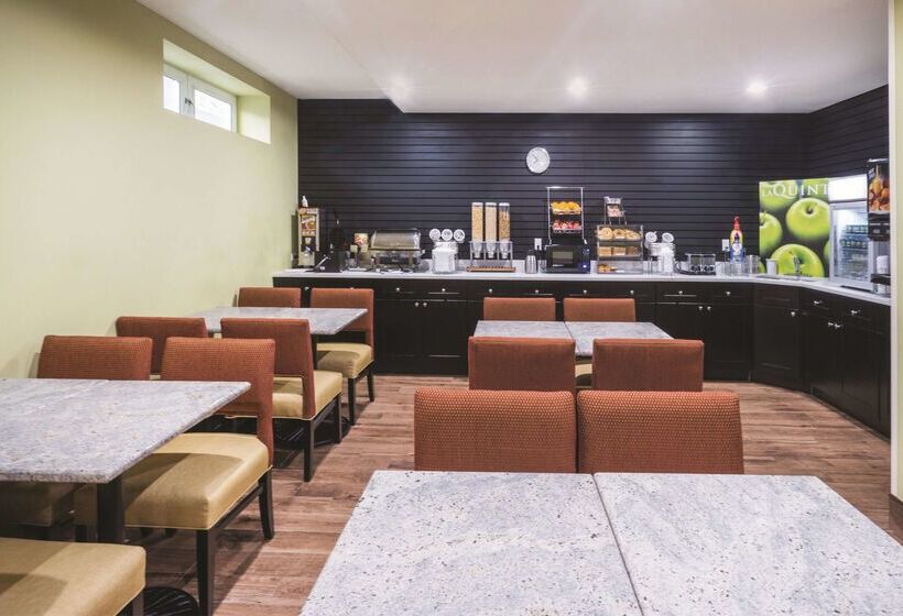 Отель La Quinta Inn & Suites By Wyndham Brooklyn Central