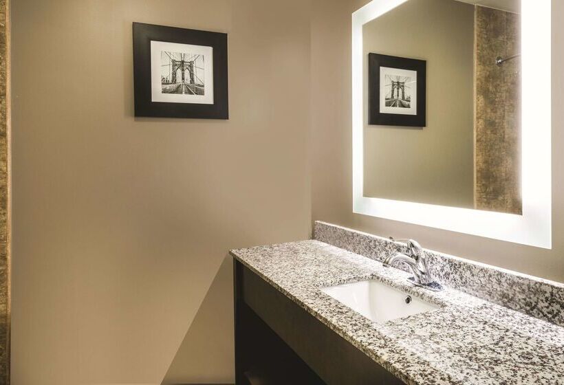 Отель La Quinta Inn & Suites By Wyndham Brooklyn Central