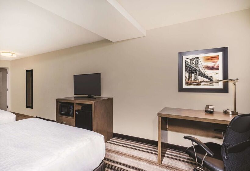Отель La Quinta Inn & Suites By Wyndham Brooklyn Central