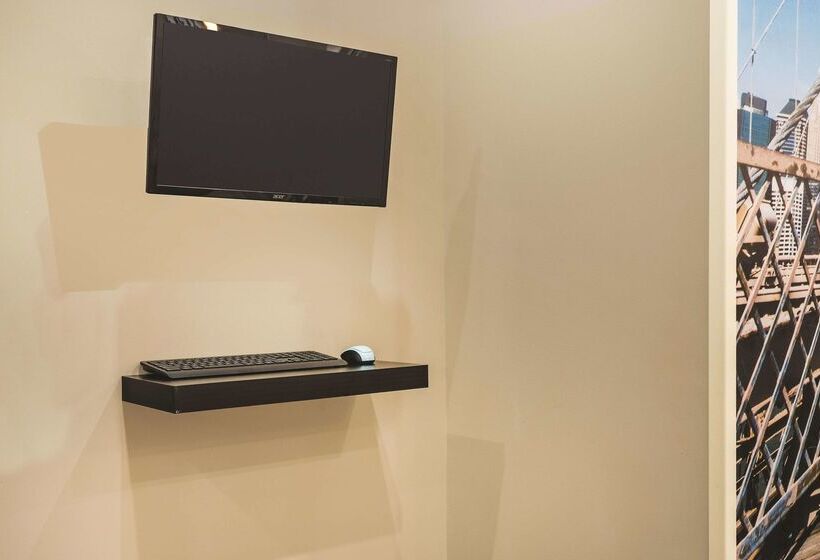 Отель La Quinta Inn & Suites By Wyndham Brooklyn Central