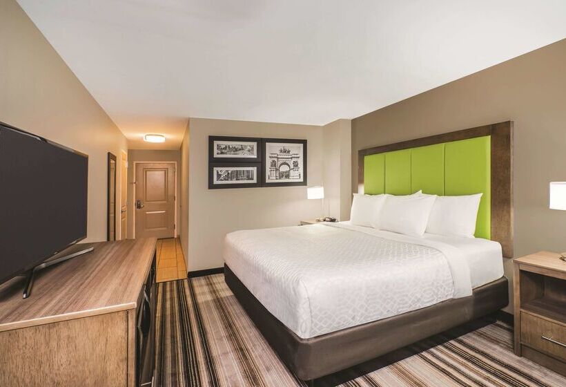 Отель La Quinta Inn & Suites By Wyndham Brooklyn Central