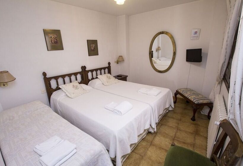 هتل Meson Casa De Guzman