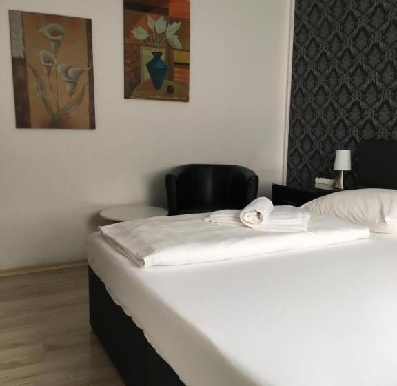 هتل Pension Alis Augsburg