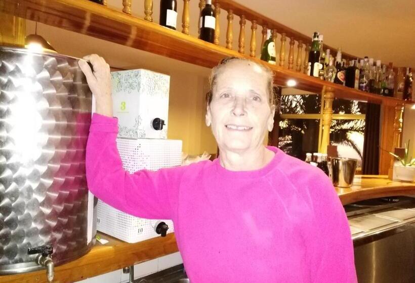 Отель Pension Amparo Las Hayas