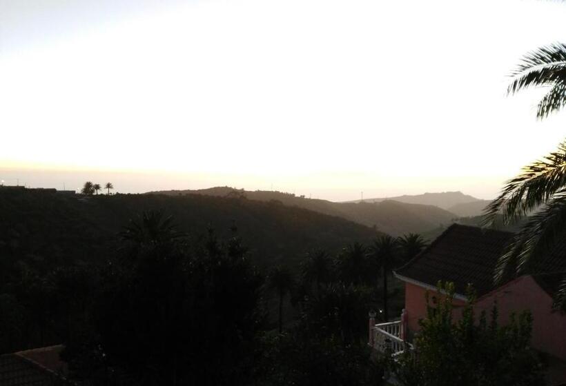 Отель Pension Amparo Las Hayas