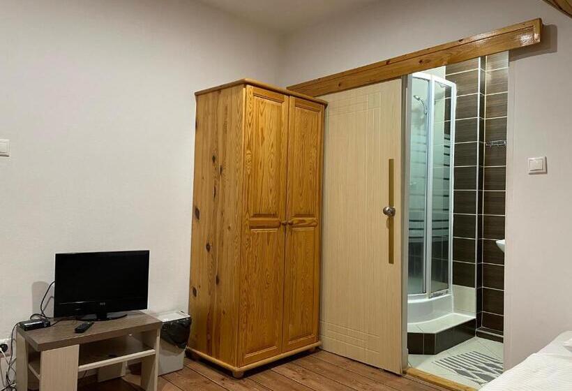 فندق Penzion Crystal