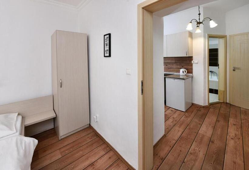 فندق Penzion Crystal