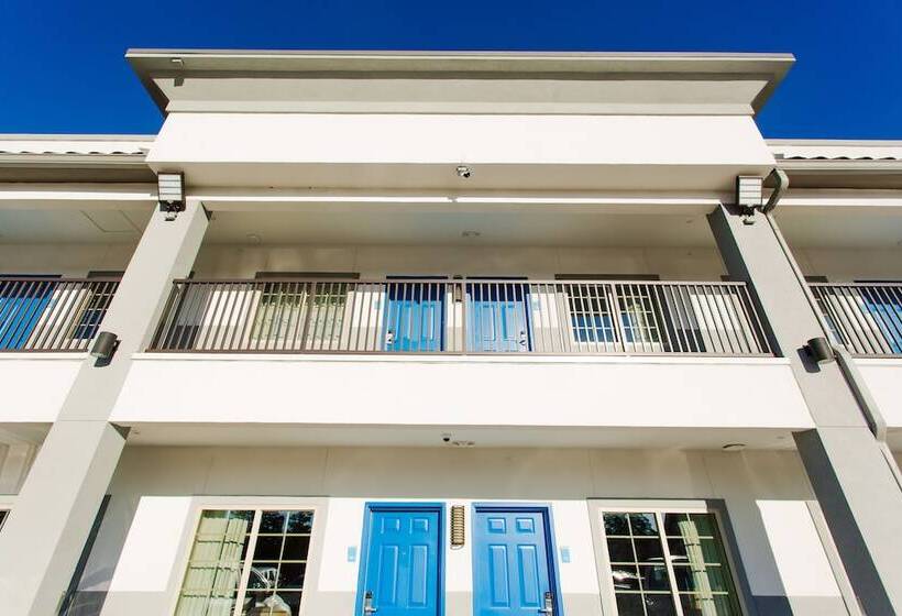 Отель Scottish Inn & Suites Atascocita