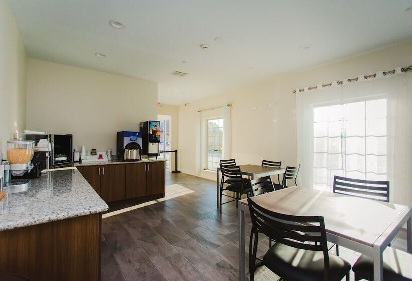 Отель Scottish Inn & Suites Atascocita