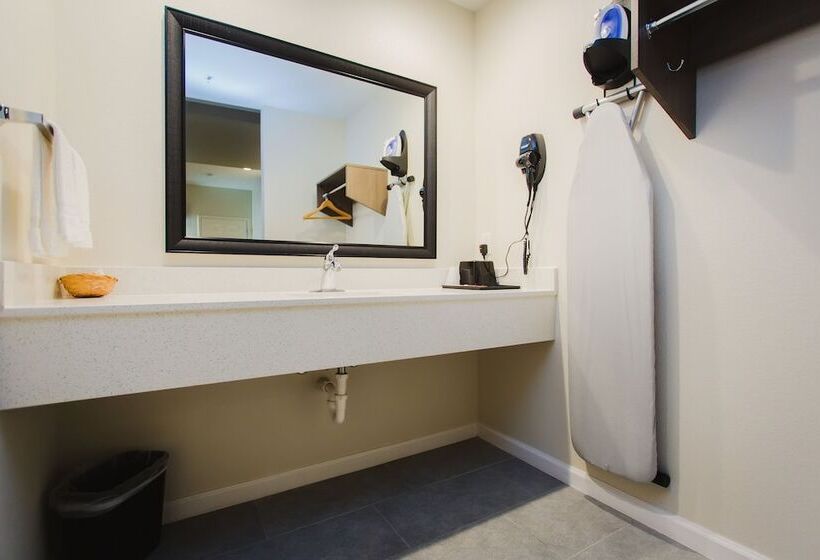 Отель Scottish Inn & Suites Atascocita