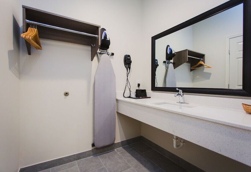 Отель Scottish Inn & Suites Atascocita