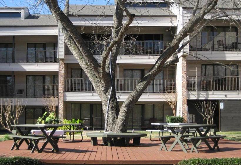 Отель Sweetwater At Lake Conroe