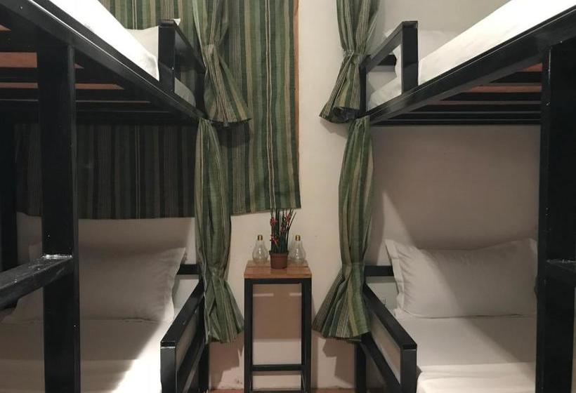 هتل Island Hostel