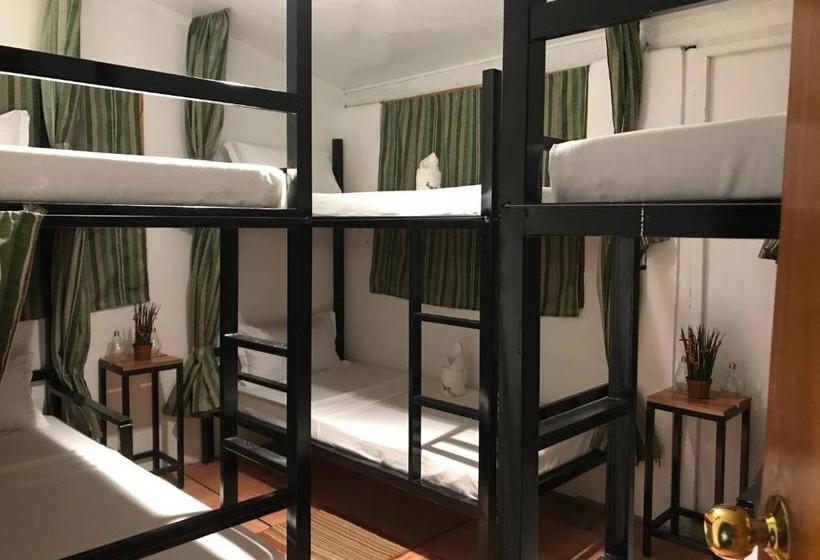 هتل Island Hostel