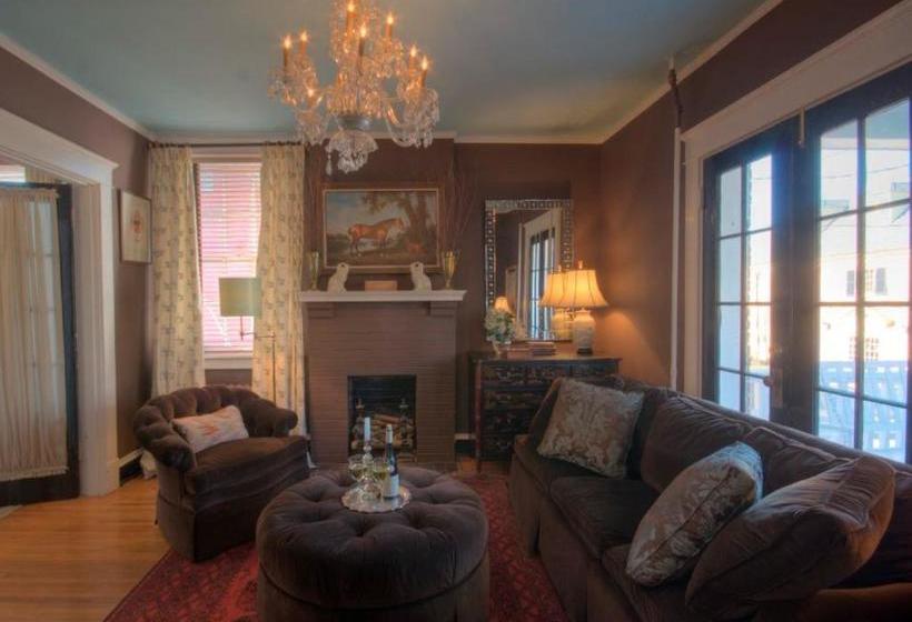 בית מלון כפרי Inn At Court Square