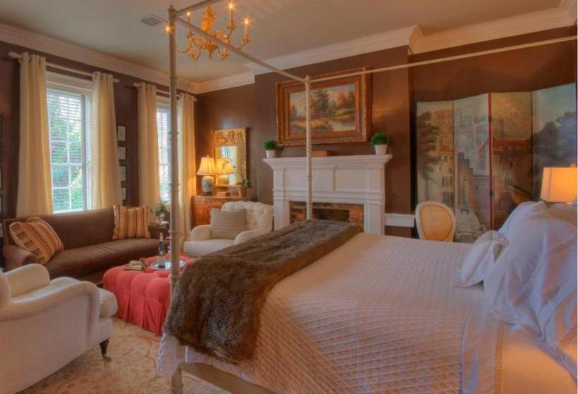 בית מלון כפרי Inn At Court Square