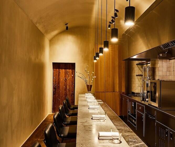 The Siren Hotel, An Ash