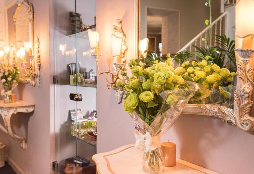 Отель The Town House  Adults Only