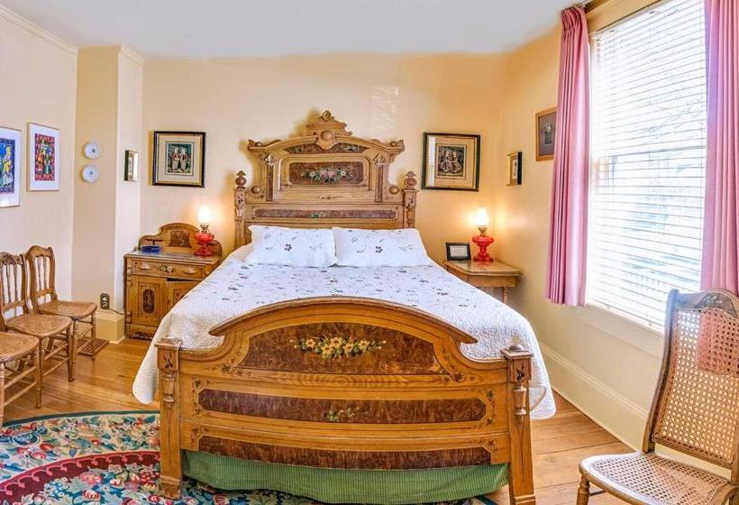 فندق Anne Hathaway House