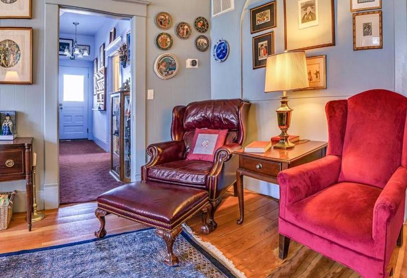 فندق Anne Hathaway House