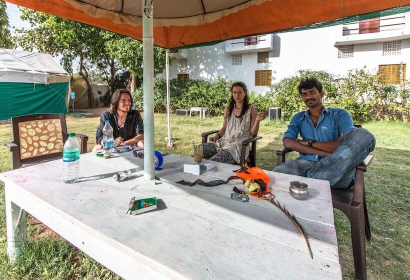 هتل Backpacker Panda Chand Palace