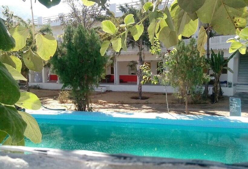 هتل Backpacker Panda Chand Palace