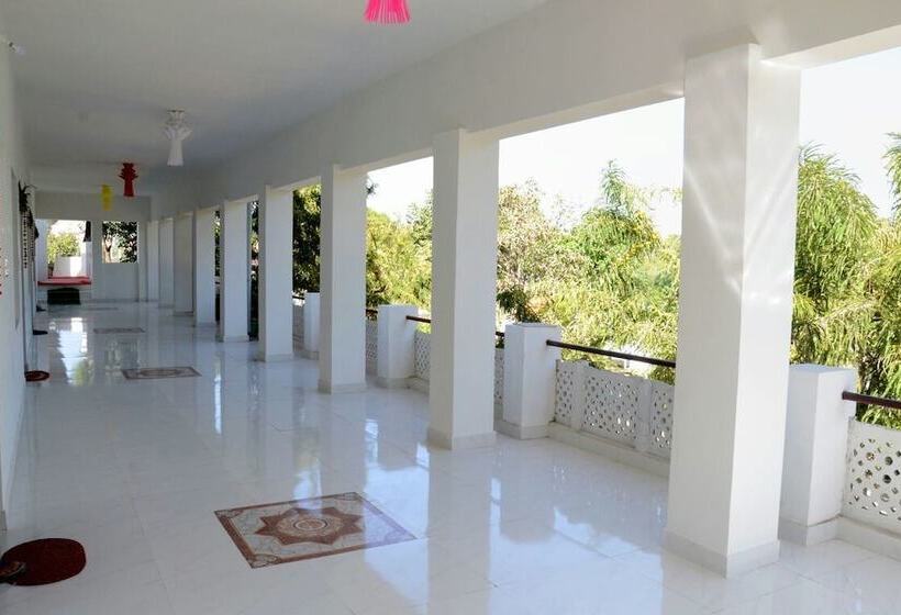 هتل Backpacker Panda Chand Palace